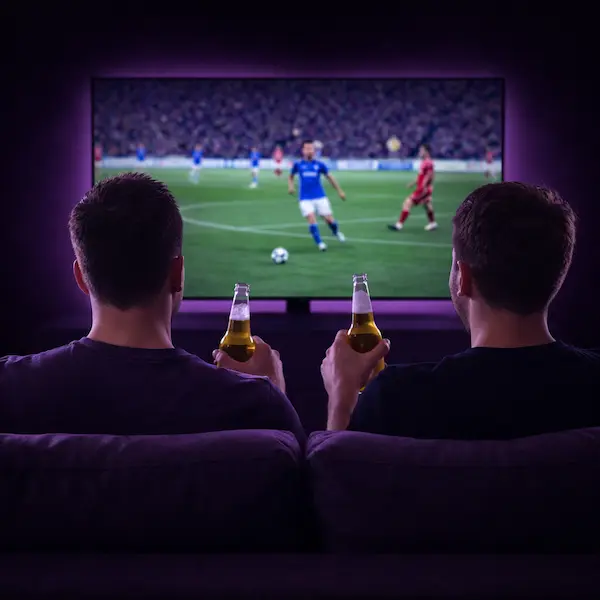 Teste IPTV - Dois amigos assistindo futebol ao vivo em Full HD